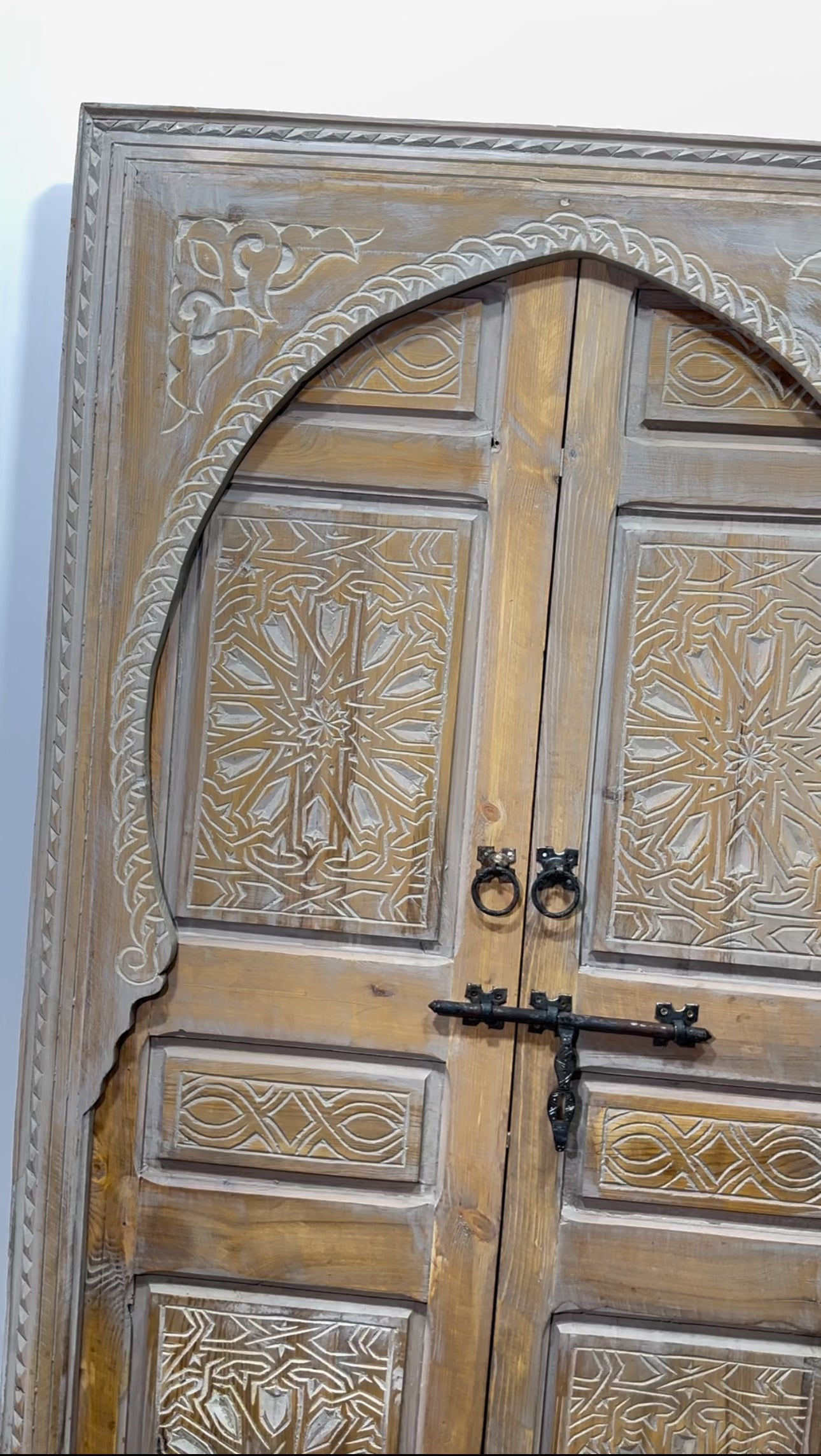 Discover the timeless elegance of our hand-carved Moroccan door, a real geometric work of art. Made with love and attention to detail by our talented craftsmen.