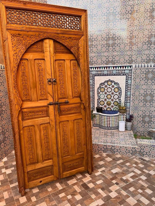 Porte Marocaine Extérieure Intérieure Traditionnelle en bois Massif avec un modèle d’illustration amarré Sculpté a la main