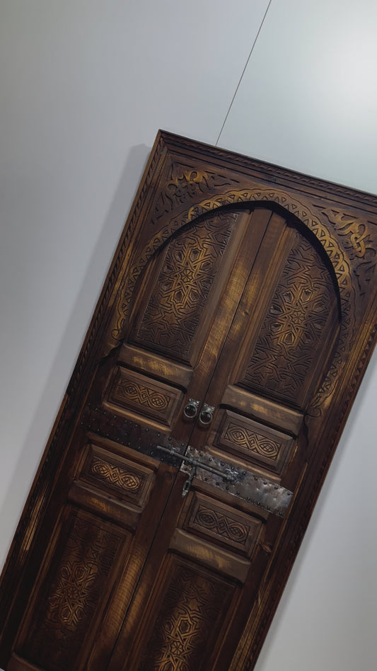 Puerta marroquí hecha a mano de madera de calidad superior para una sensación cálida y auténtica.