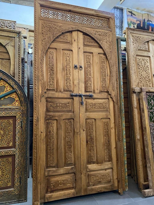 Porte marocaine extérieure intérieure traditionnelle  Porte en bois sculptée, avec un modèle d’illustration amarré