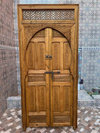Porte Marocaine Extérieure Intérieure Traditionnelle en bois Massif avec un modèle d’illustration amarré Sculpté a la main