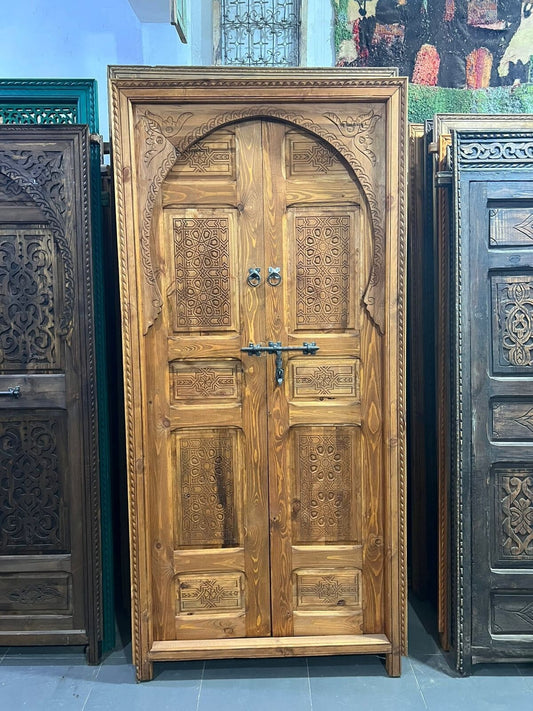 Porte marocaine en bois avec un beau motif sculpté, fabriquée avec la meilleure qualité de bois, dans notre magasin à Marrakech.