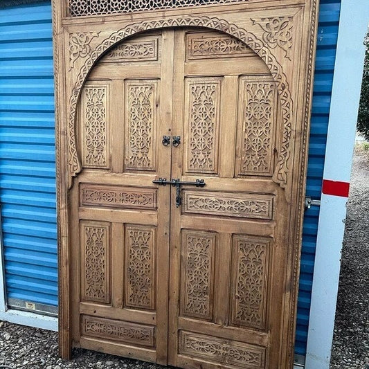 Porte marocaine extérieure intérieure traditionnelle  Porte en bois sculptée, avec un modèle d’illustration amarré