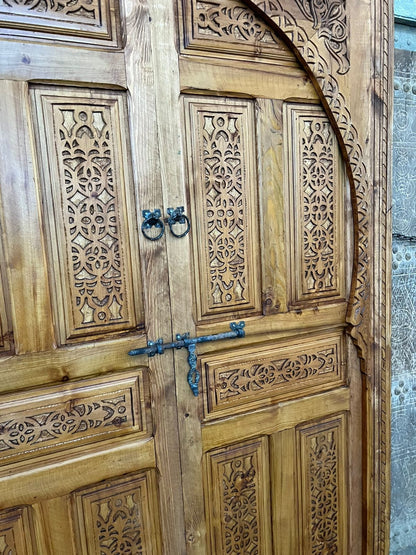 Beautiful Traditionnel Moroccan Carved Wood Door, With an illustration of Mooring Model, Reclaimed door, Entrance Door .